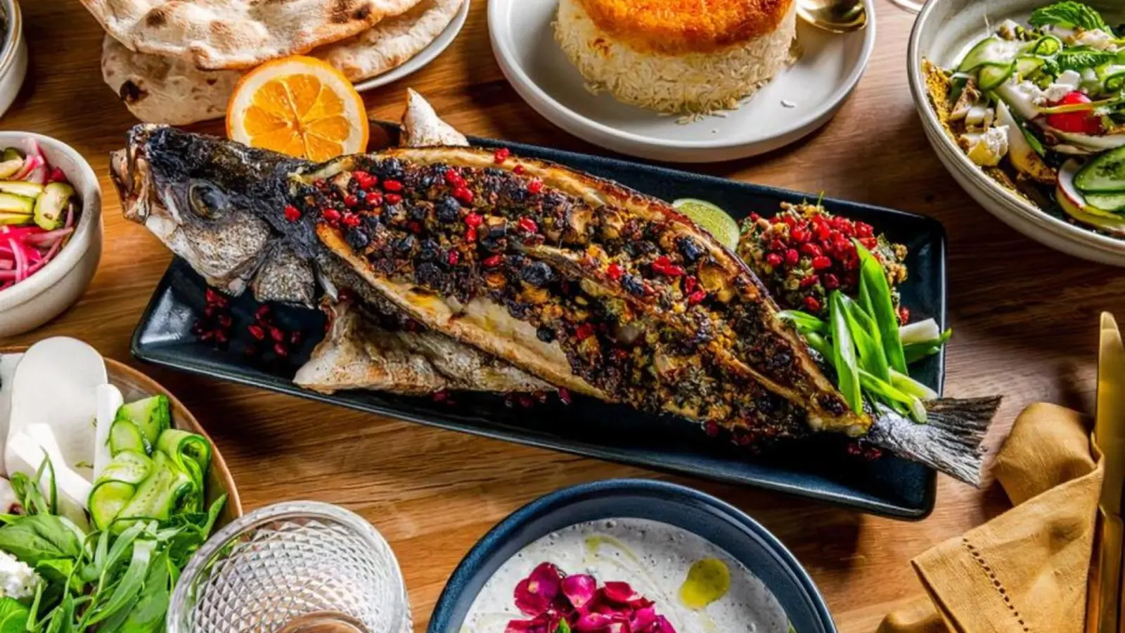 خوراک ماهی با سس انار؛ خوراک ماهی مجلسی با سس انار قرمز و دانه‌های ان