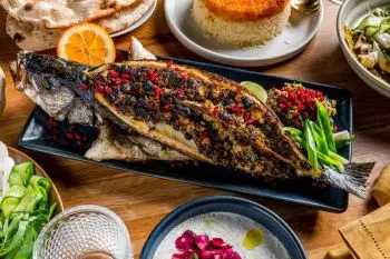 مواد اولیه تازه برای تهیه خوراک ماهی با سس انار