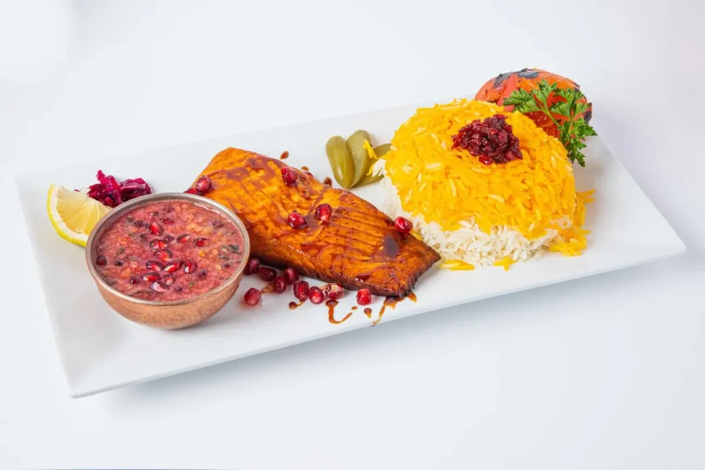 مزه دار کردن فیله‌های ماهی با آب لیمو، سیر و ادویه