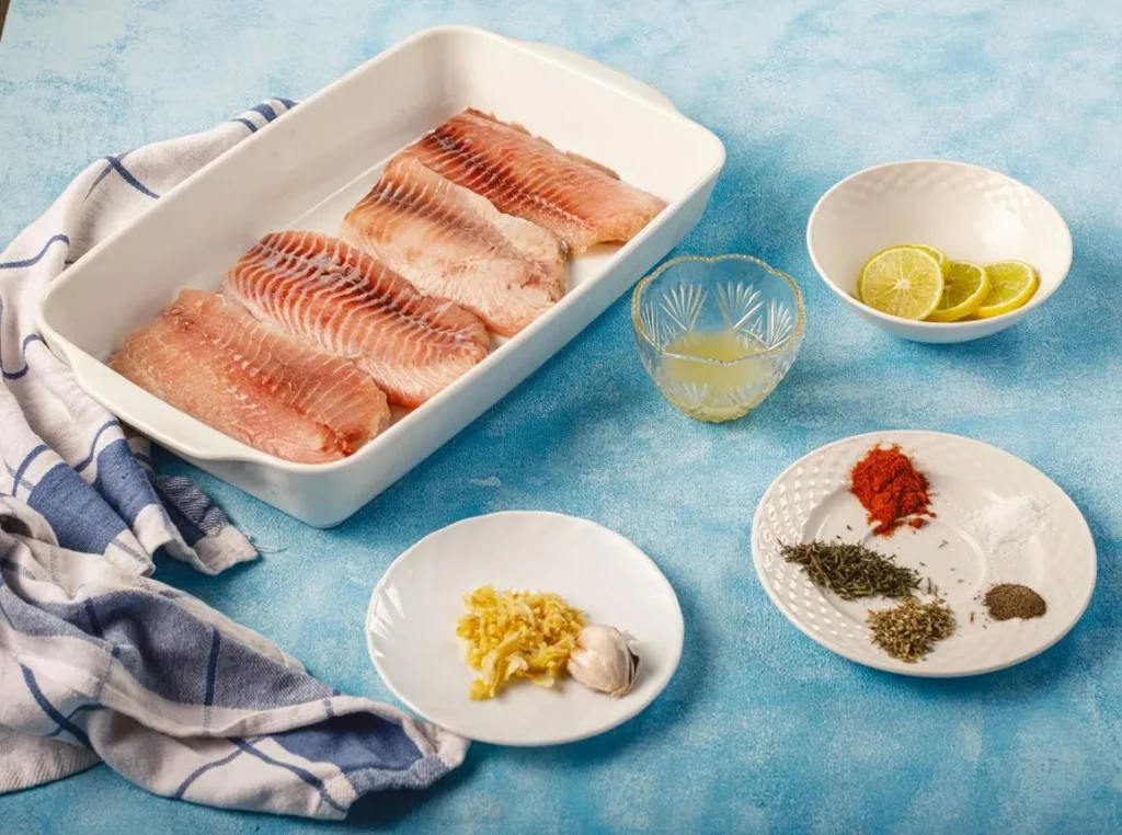 جوشیدن آرام سس انار غلیظ و براق در تابه