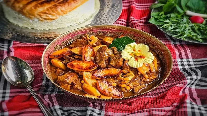 تفت دادن گوشت خورشتی و پیاز برای تهیه خورشت به