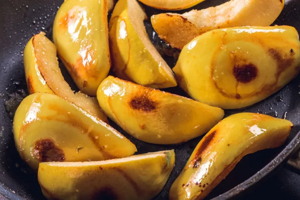 خورشت به جاافتاده با قاچ‌های سالم میوه و گوشت نرم
