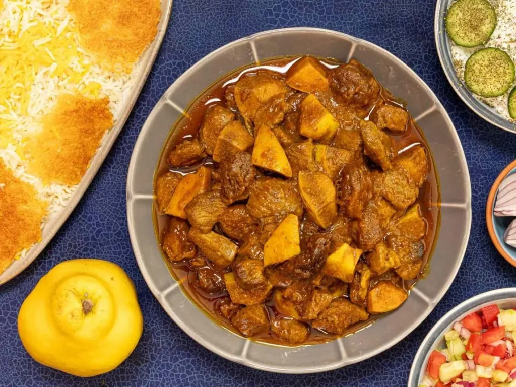 خورشت به سرو شده در کنار برنج زعفرانی، سبزی خوردن و ماست