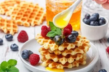 طرز تهیه وافل خانگی بدون؛ مواد لازم برای تهیه وافل خانگی شامل آرد، تخ