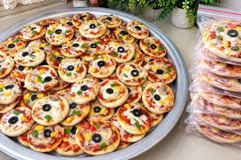 مراحل تهیه مینی پیتزا خانگی در فر