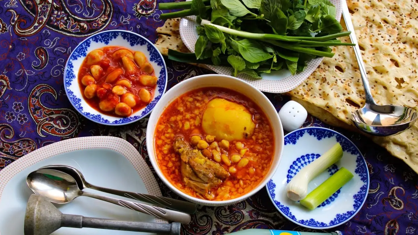 ظرف آبگوشت دیزی جاافتاده با گوشت، سیب زمینی و سبزیجات