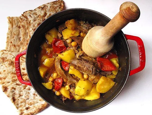 مواد اولیه آبگوشت شامل گوشت، حبوبات و سبزیجات