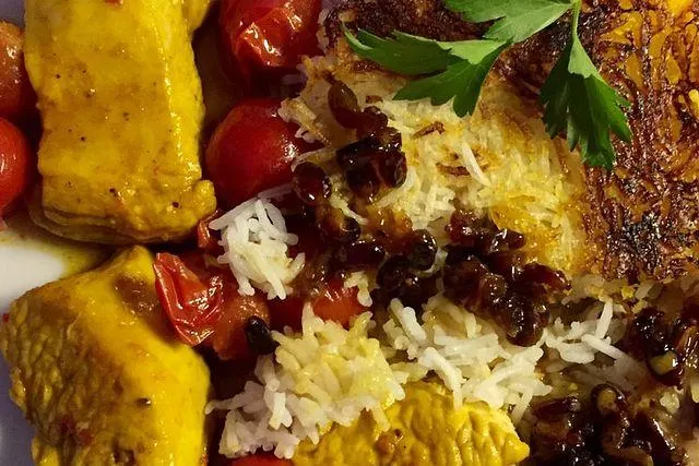 پخت مرغ با پیاز، زردچوبه و زعفران برای زرشک پلو