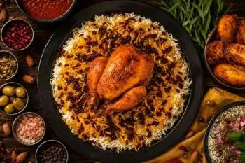 مواد اولیه زرشک پلو با مرغ مخلوط روی میز آشپزخانه