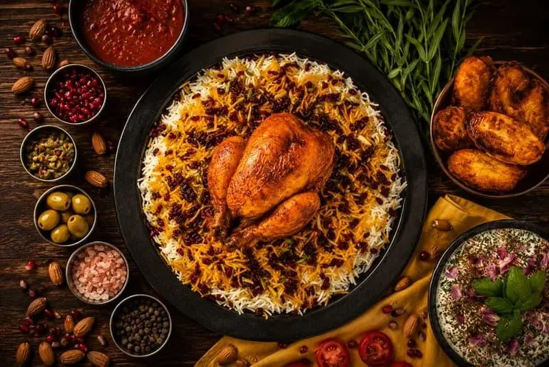 تصویر مرتبط با طرز تهیه زرشک پلو با مرغ مخلوط؛ پلویی خوش‌رنگ و خوش‌عطر با مرغ زعفرانی