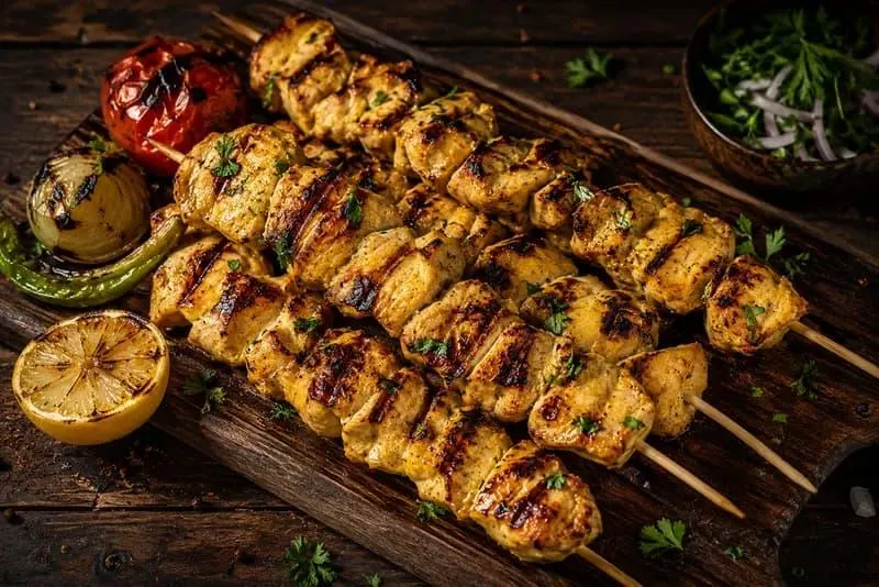 تصویر مرتبط با طرز تهیه جوجه کباب نرم و آبدار با ماست و زعفران در خانه