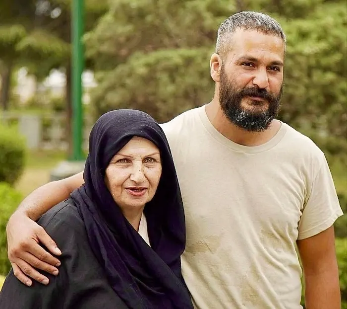 حسین یاری به همراه خانوادهاش