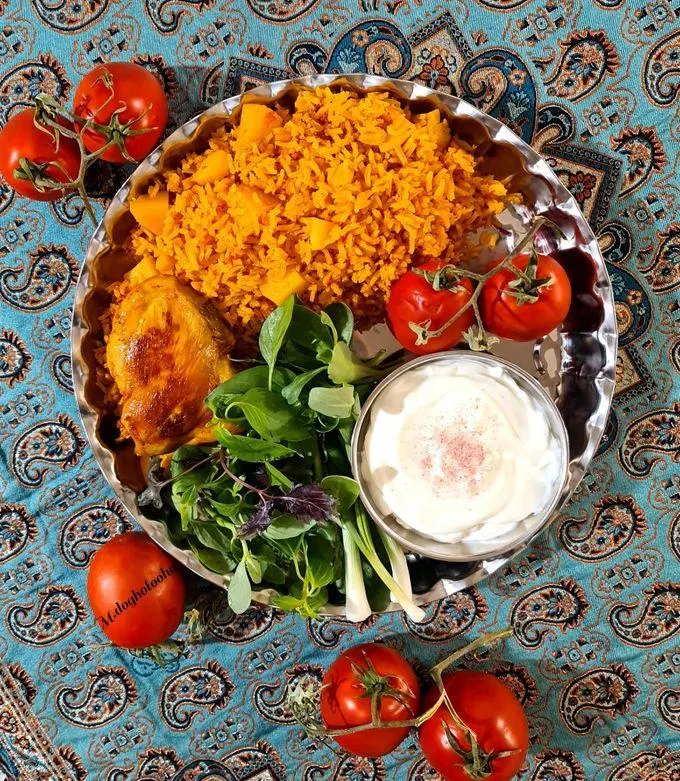 نمای نزدیک از استانبولی با مرغ با دانههای برنج پخته و رنگ طلایی