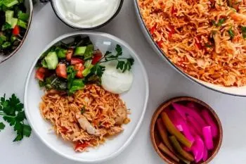 طرز تهیه استانبولی با مرغ؛ مواد اولیه شامل برنج، مرغ، گوجهفرنگی و ا