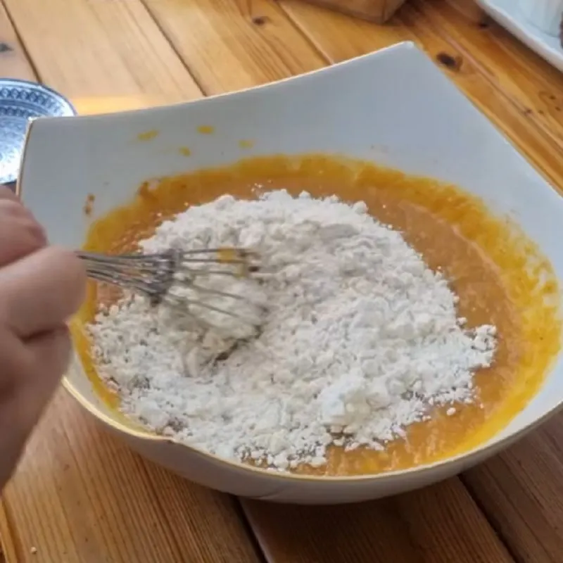 مایه کاکای کدو حلوایی با غلظت مناسب برای ریختن در تابه