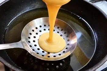 طرز تهیه شیرینی کفگیری؛ شیرینی کفگیری در ظرف پذیرایی