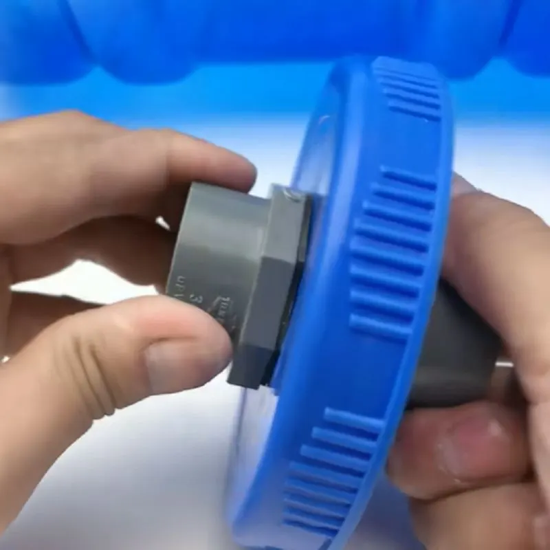 لوله PVC مورب داخل مخزن برای ایجاد جریان چرخشی