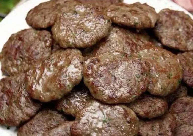 کباب قلقلی با سس مخصوص و نان برشته به سبک خانگی