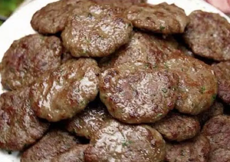 کباب قلقلی با سس مخصوص و نان برشته به سبک خانگی