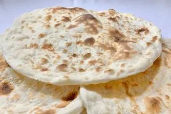 طرز تهیه نان عراقی؛ تصویر نان عراقی سنتی پرحباب و تازه پخته شده