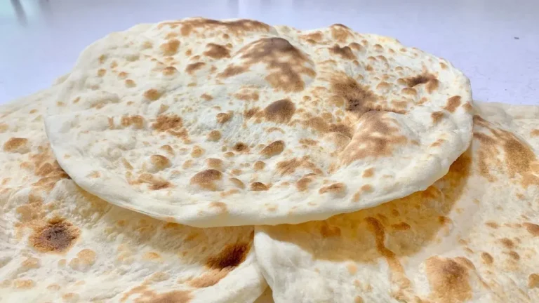 طرز تهیه نان عراقی؛ تصویر نان عراقی سنتی پرحباب و تازه پخته شده