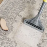 تصویری از کاربرد شامپو فرش در نظافت فرش و مبل