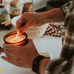 نباید در آن‌ها شمع روشن؛ شمع روشن روی طاقچه پنجره با پرده‌های کنار آ