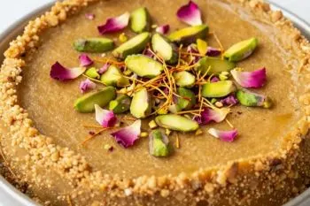 طرز تهیه حلوا نخودچی؛ تفت دادن آرد نخودچی در تابه برای تهیه حلوا نخود