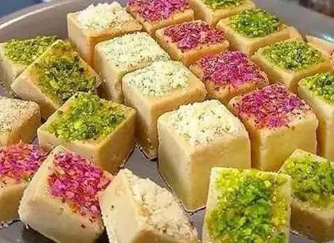 ترکیب آرد نخودچی تفت داده شده با روغن و کره