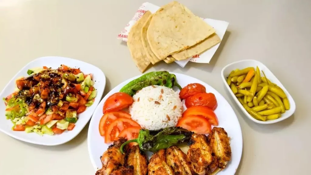تصویر مرتبط با طرز تهیه سالاد هویج ترکیه ای با سیب و کشمش؛ سالادی خوشرنگ و خوشطعم