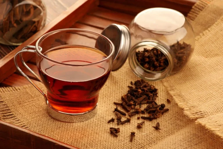 کامل تهیه چای میخک؛ طرز؛ فنجان چای میخک با عطر و رنگ گرم