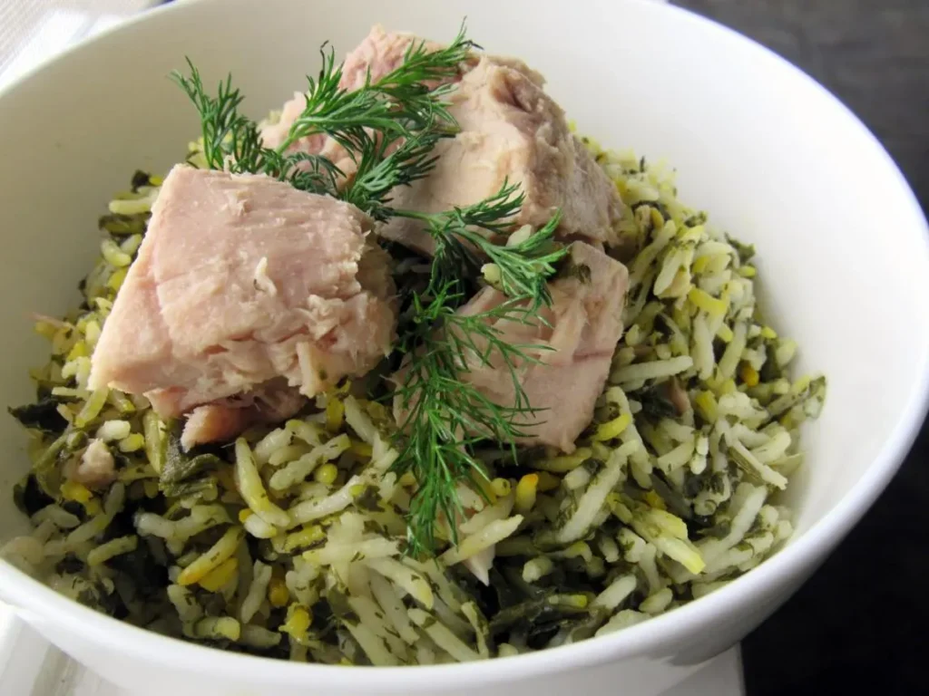 تصویر مرتبط با طرز تهیه شوید پلو با تن ماهی به سبک بندری؛ غذایی خوشطعم و سریع