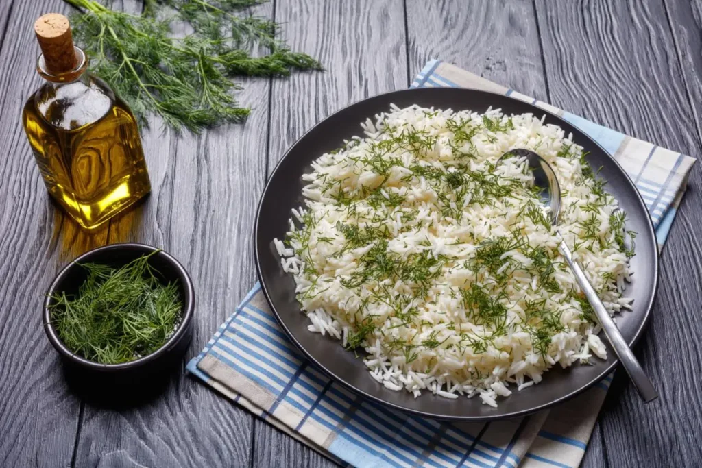 تصویر مرتبط با طرز تهیه شوید پلو با تن ماهی به سبک بندری؛ غذایی خوشطعم و سریع