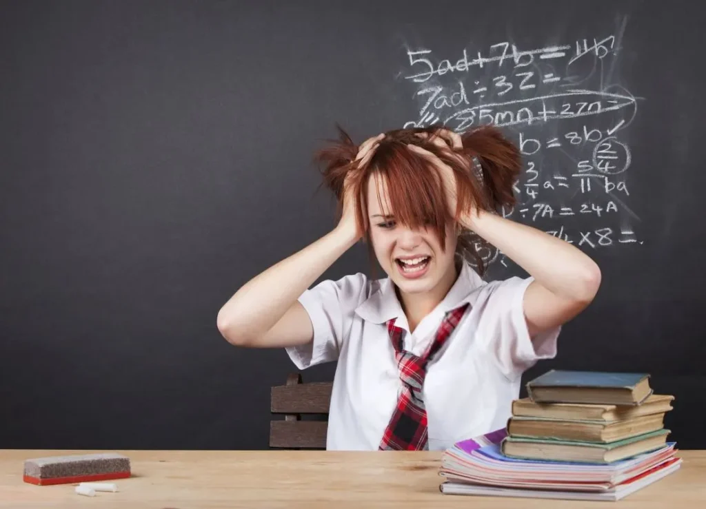 والدین و معلم در حال حمایت از دانش‌آموز