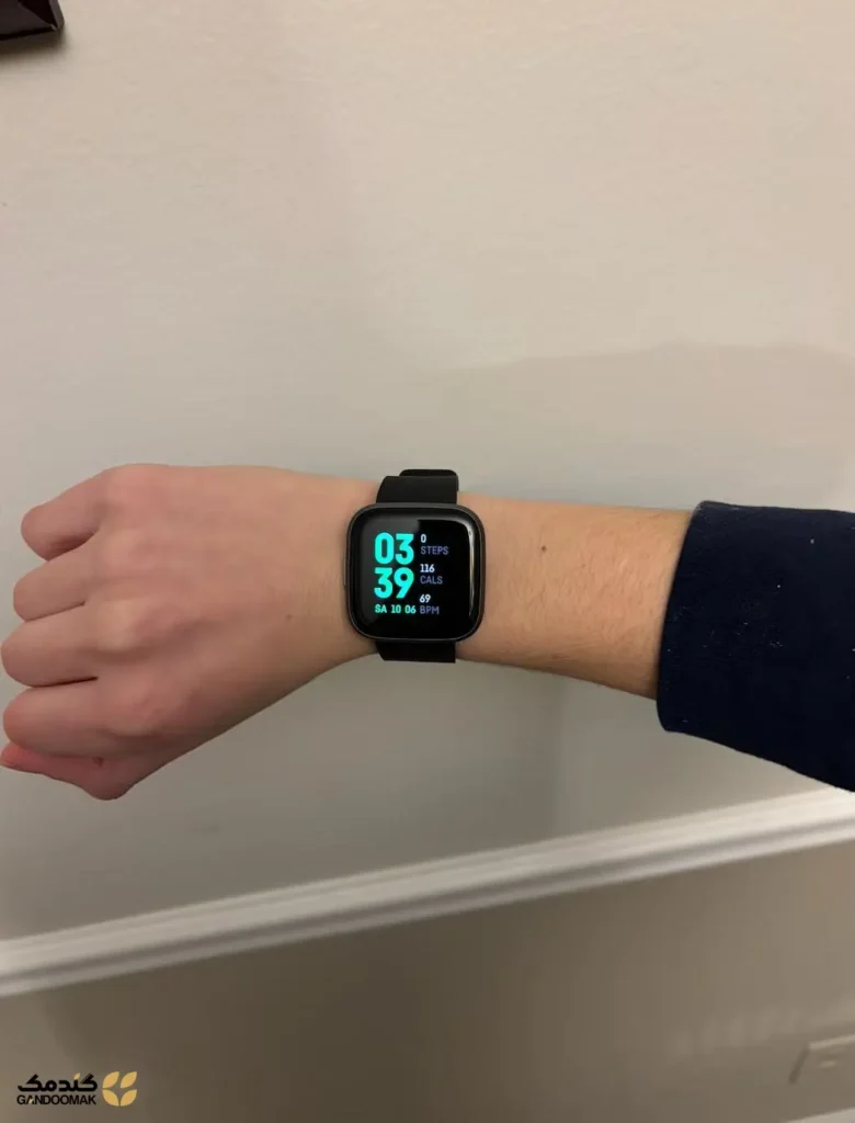 نمای نزدیک از Fitbit Inspire 3 روی مچ دست