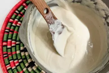 جوشاندن کشک مایع؛ نمایی از کشک مایع در حال جوشیدن
