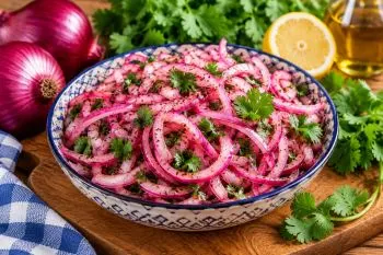 طرز تهیه پیاز ترش فوری با گشنیز و آبلیمو؛ خوش عطر و اشتهابرانگیز
