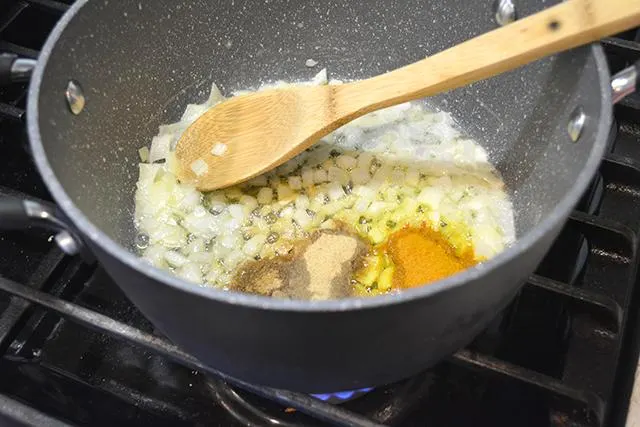 تصویر مرتبط با طرز تهیه سوپ شلغم و هویج؛ یک غذای گرم و مغذی برای روزهای سرد