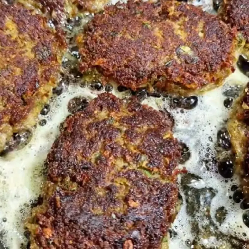 تصویر مرتبط با طرز تهیه کوکوی عدس؛ غذای گیاهی ساده و خوشمزه با بافتی ترد و طلایی