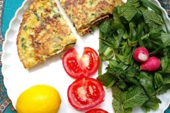 طرز تهیه کوکو پیازچه رشتی؛ پیازچه تازه، تخم مرغ و آرد آماده برای تهیه