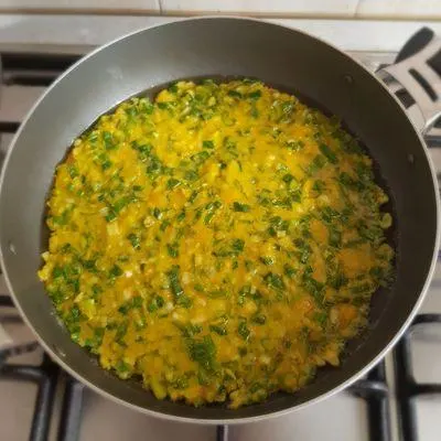تصویر مرتبط با طرز تهیه کوکو پیازچه رشتی؛ غذای محلی خوش‌طعم و سریع با عطر سبزی تازه