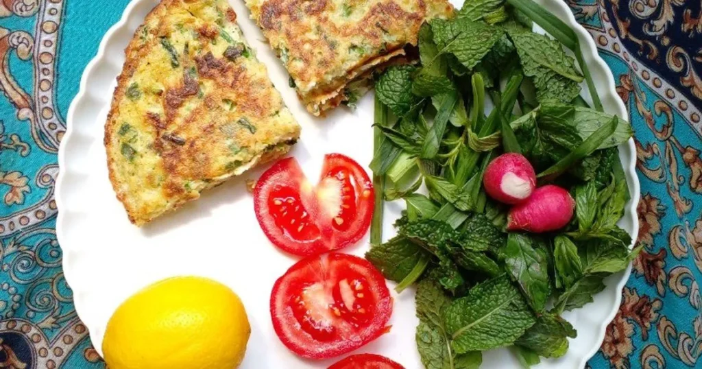 تصویر مرتبط با طرز تهیه کوکو پیازچه رشتی؛ غذای محلی خوش‌طعم و سریع با عطر سبزی تازه