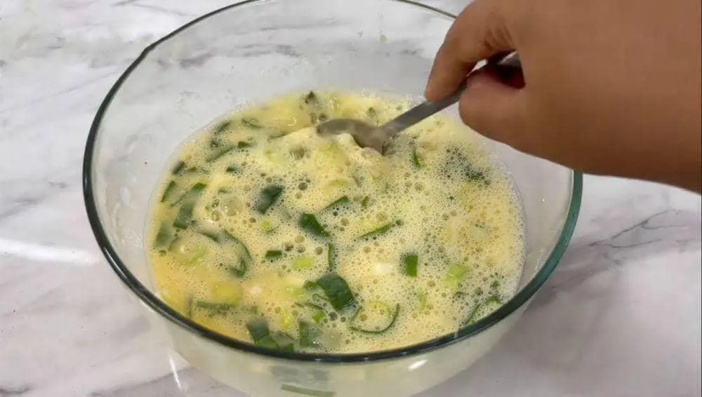 تصویر مرتبط با طرز تهیه کوکو پیازچه رشتی؛ غذای محلی خوش‌طعم و سریع با عطر سبزی تازه