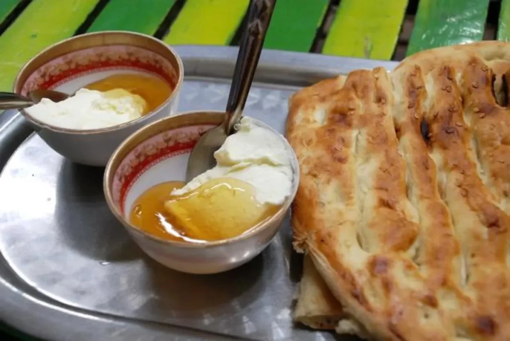 تصویر مرتبط با روش تهیه سرشیر خانگی غلیظ و خامهای با شیر پرچرب