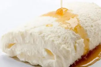 روش تهیه سرشیر خانگی غلیظ؛ ظرف سرشیر محلی همراه با عسل و نان تازه
