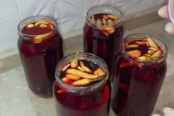 طرز تهیه ترشی لبو؛ شستن و پوست گرفتن لبوهای قرمز برای تهیه ترشی