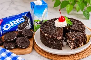 کیک شکلاتی فوری با بیسکویت و شیر آماده شده در ظرف