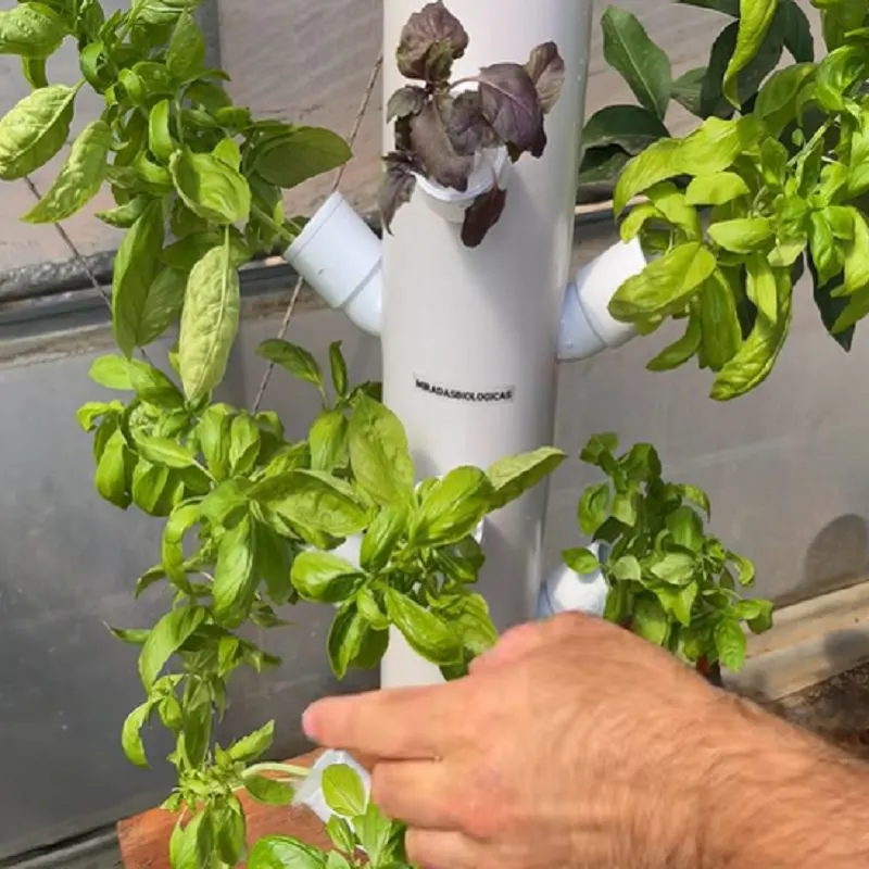 سوراخکاری لوله PVC برای محل کاشت گیاهان