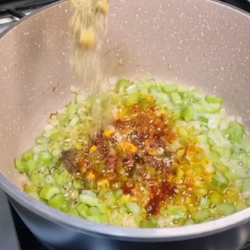 سیر، زنجبیل و رب گوجه فرنگی در قابلمه در حال تفت دادن