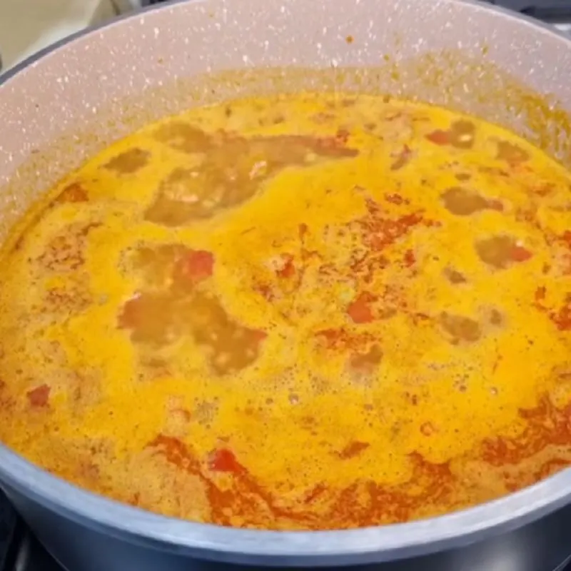 نخود پخته به سوپ اضافه شده است